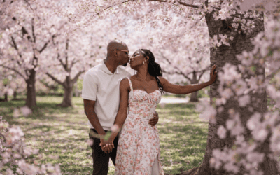 Shofs family portrait – smiling couple posing outdoors in natural light